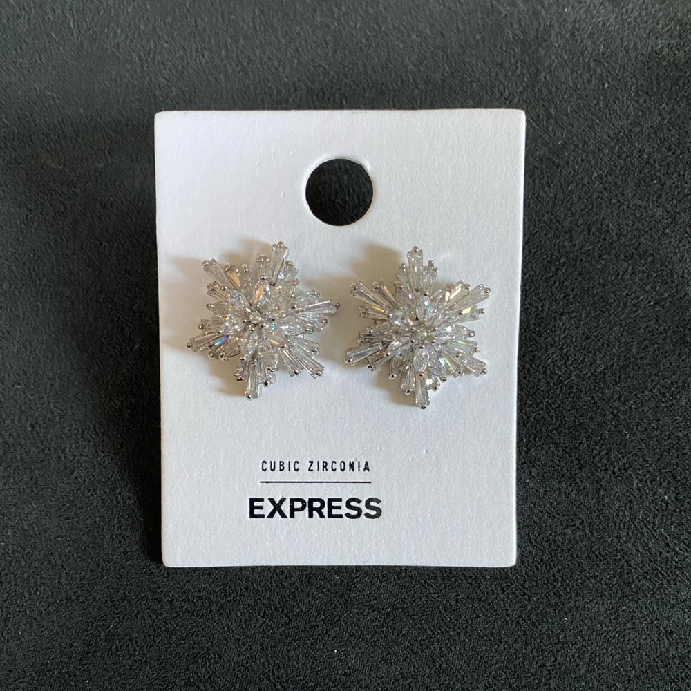 *EUC* Express Earrings - Cubic Zirconia star / snowflake shape
